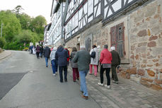 Markusprozession zum Kreuz an der Netzer Straße (Foto: Karl-Franz Thiede)